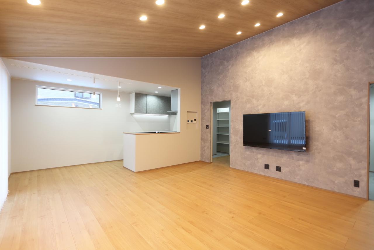 開放感あふれる勾配天井、おしゃれで快適住環境の平屋